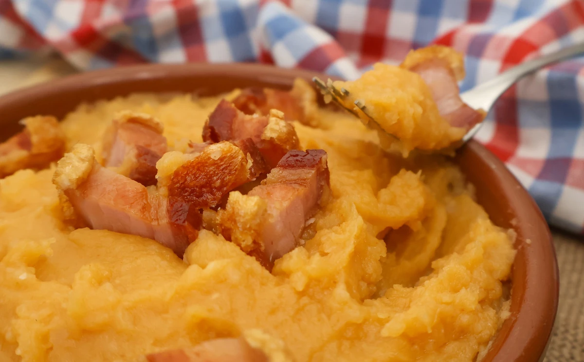 Primer plano de patatas meneás con trozos de torrezno