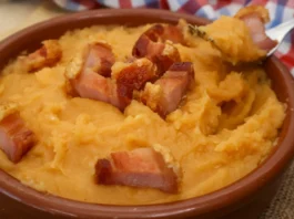 Patatas meneás con torreznos crujientes y tenedor