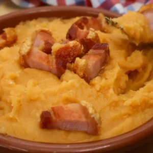 Patatas meneás con torreznos crujientes y tenedor