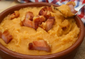 Patatas meneás con torreznos crujientes y tenedor