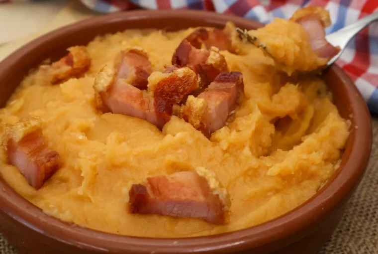 Patatas meneás con torreznos crujientes y tenedor