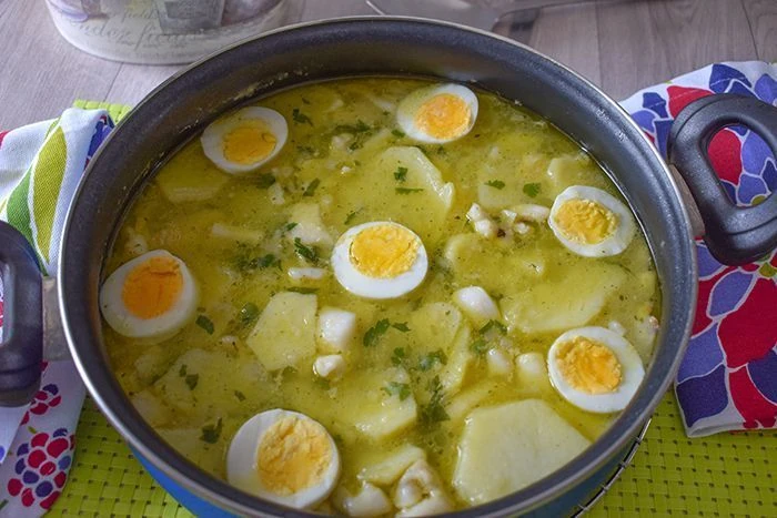 Guiso tradicional de patatas con sepia en caldo verde