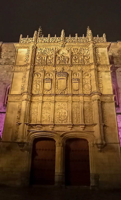 Fachada de la Universidad de Salamanca iluminada de noche