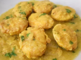 huevos guisados en salsa de azafrán con perejil fresco en cazuela