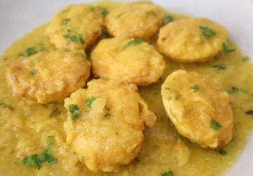 huevos guisados en salsa de azafrán con perejil fresco en cazuela