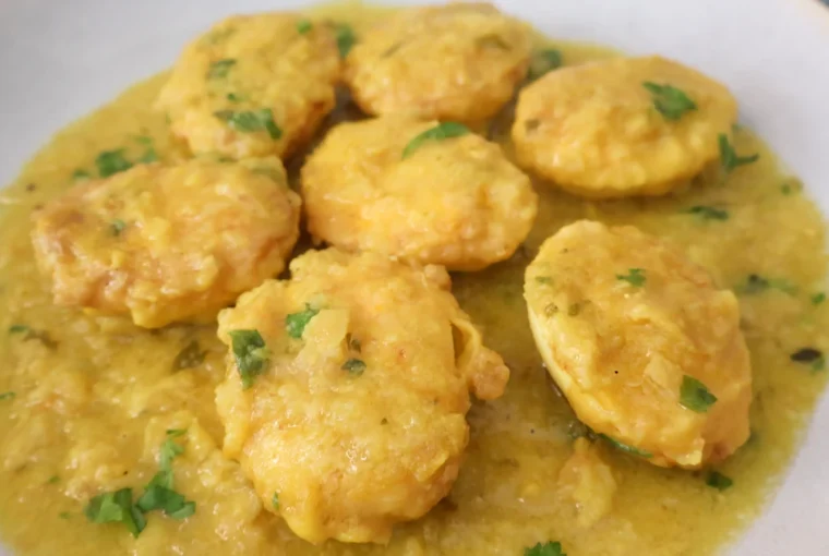 huevos guisados en salsa de azafrán con perejil fresco en cazuela
