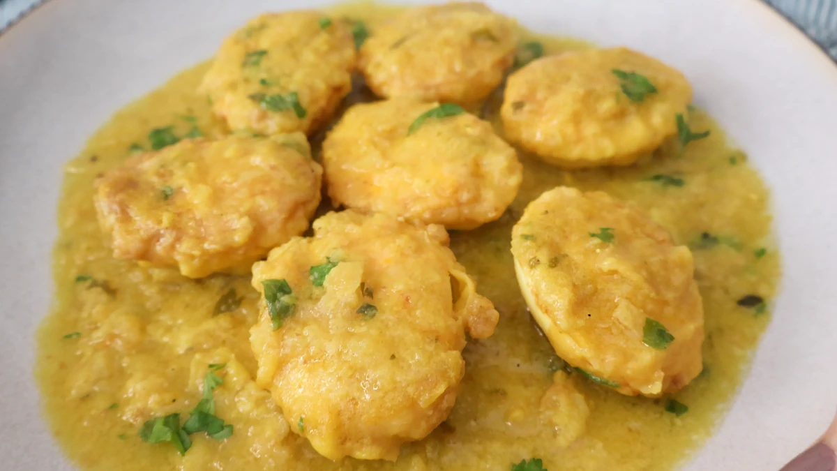 huevos guisados en salsa de azafrán con perejil fresco en cazuela