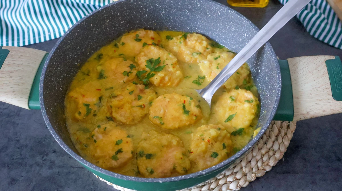 huevos guisados en salsa servidos en cazuela
