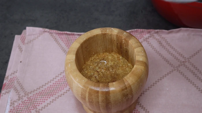 majado tradicional terminado en mortero con pan, almendras y azafrán