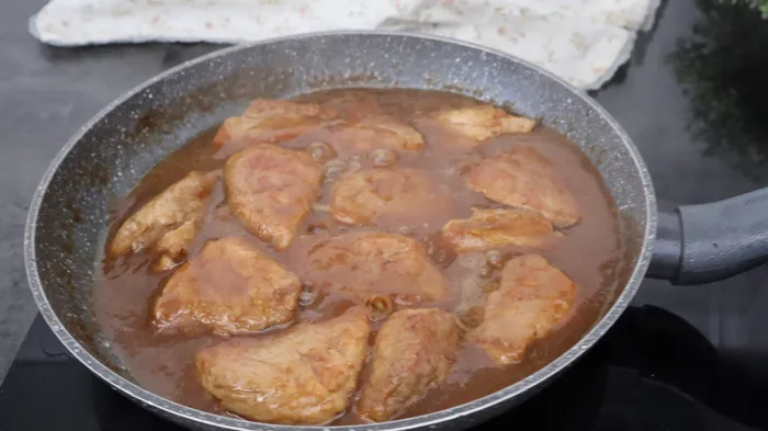 medallones de solomillo cocinándose en salsa de Pedro Ximénez