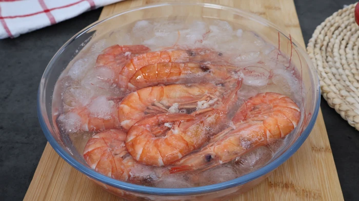 gambones cocidos enfriándose en un bol con hielo