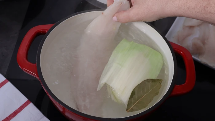 cocción de merluza en caldo aromático con puerro y laurel
