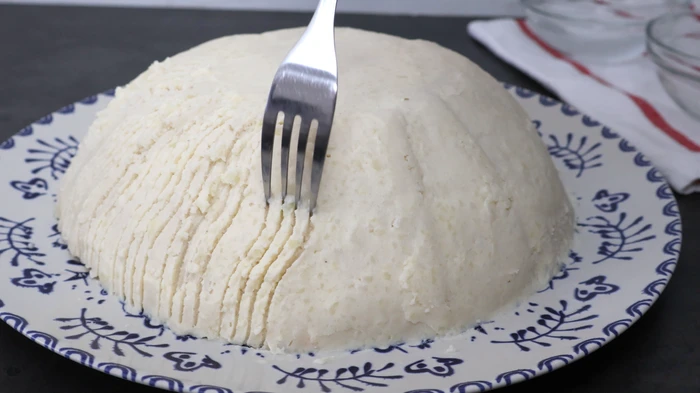 decoración del pastel de merluza con líneas hechas con tenedor