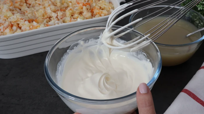 mayonesa montada para aligerar el relleno del pastel de merluza