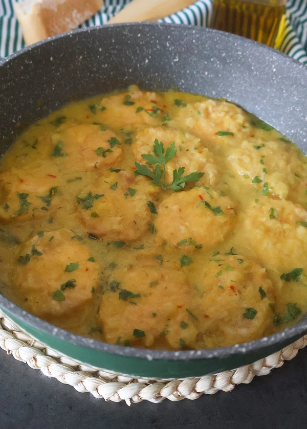 huevos de domingo guisados en cazuela con salsa dorada y perejil fresco