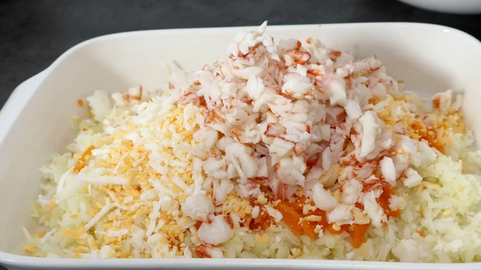 ingredientes del pastel de merluza antes de mezclar: merluza, gambones, huevo y patata