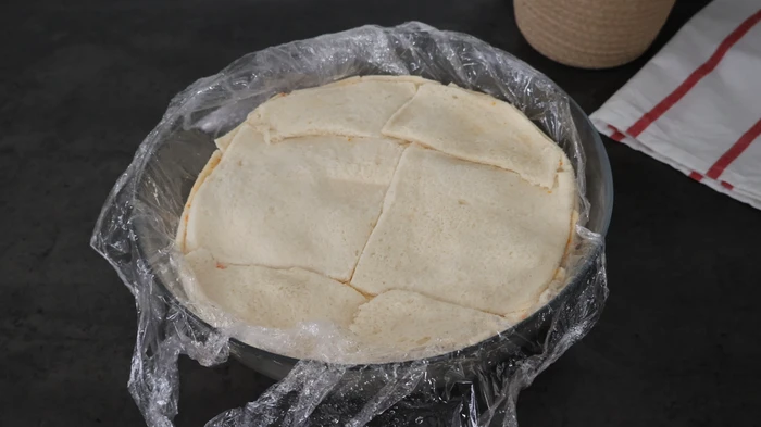 pastel de merluza y gambones en molde forrado con pan de molde listo para refrigerar