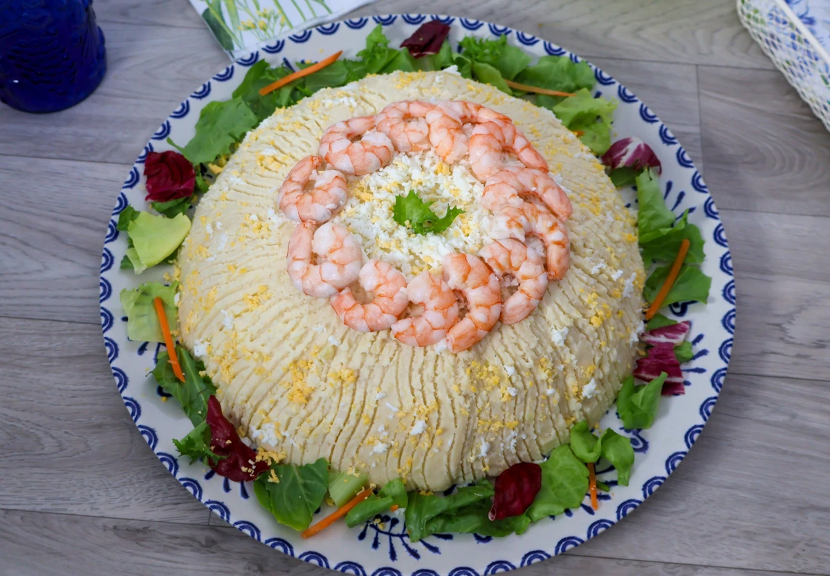 Pastel de merluza y gambones decorado con gambones cocidos y huevo rallado