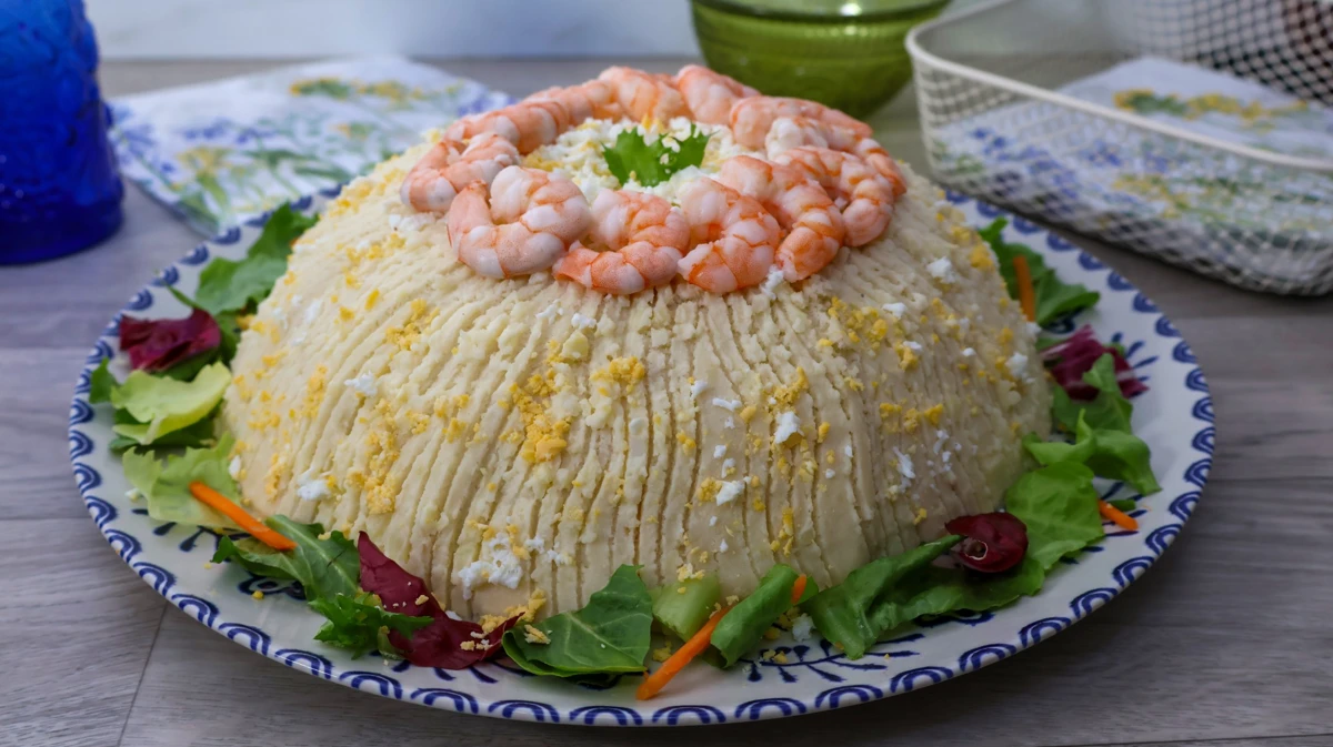 Pastel frío de merluza y gambones con cobertura de patata y mayonesa
