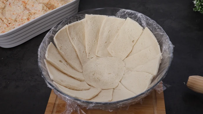 Pan de molde forrando el bol para montar el pastel de merluza y gambones paso a paso