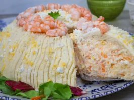 pastel de merluza y gambones con cobertura de patata y corte cremoso
