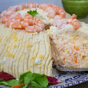 pastel de merluza y gambones con cobertura de patata y corte cremoso
