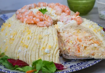 pastel de merluza y gambones con cobertura de patata y corte cremoso