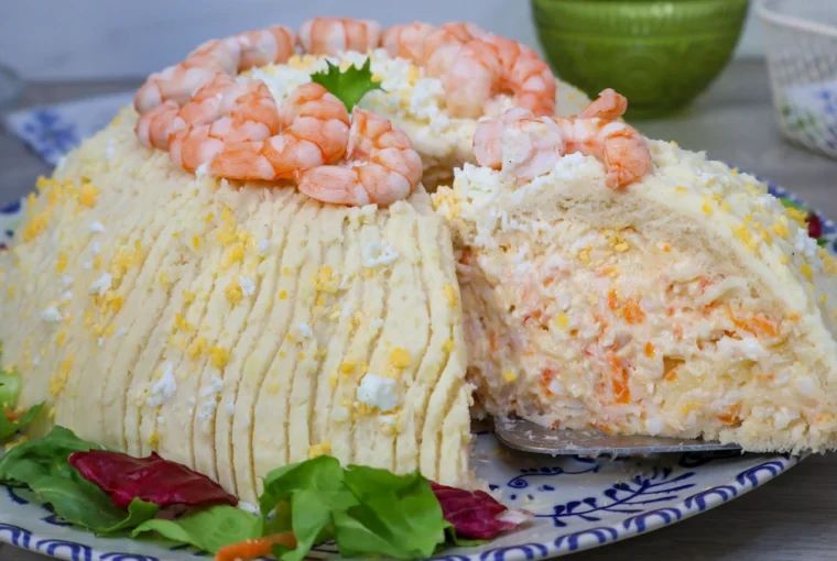 pastel de merluza y gambones con cobertura de patata y corte cremoso