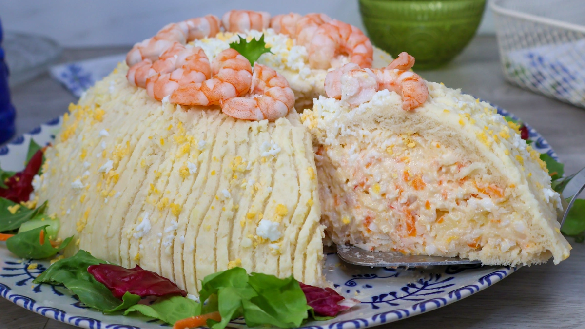 pastel de merluza y gambones con cobertura de patata y corte cremoso