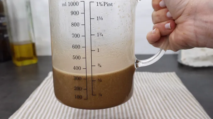 salsa triturada de Pedro Ximénez en un vaso medidor