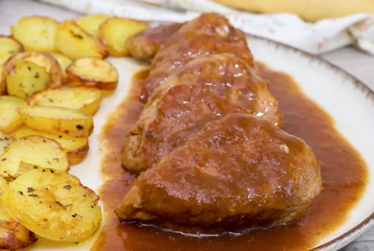 Solomillo al Pedro Ximénez con patatas asadas y salsa casera