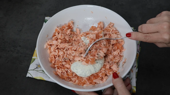 Bol con salmón desmenuzado y aliño cremoso