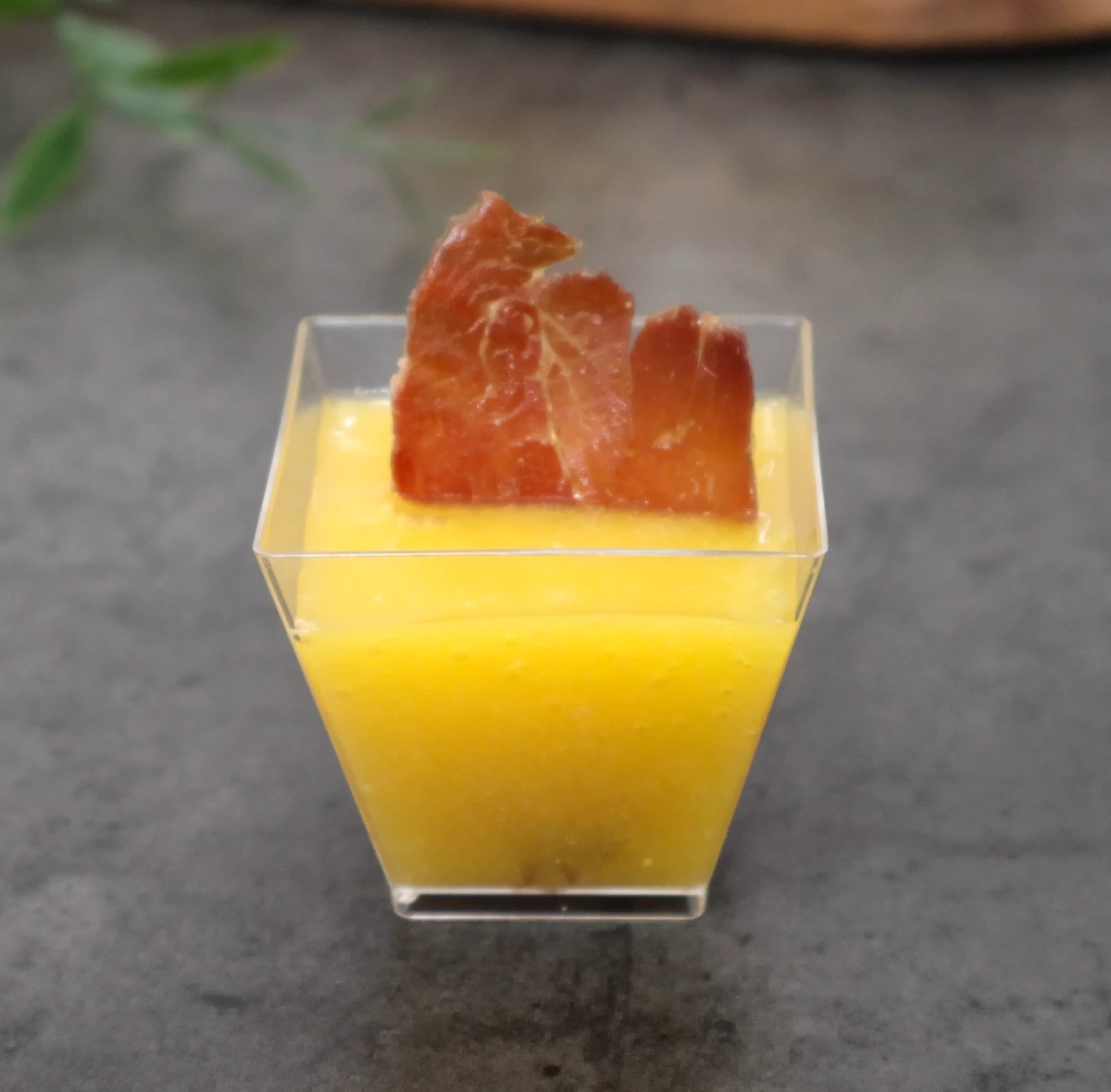 Chupito de crema de mango y cava con crujiente de jamón