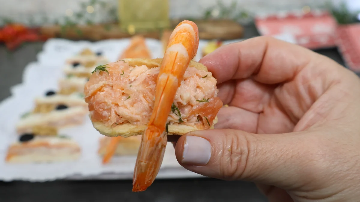 Canapé navideño de salmón con gambón sobre base crujiente