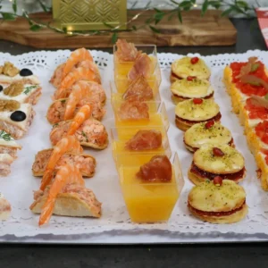 Bandeja navideña con cinco aperitivos variados, fáciles y originales