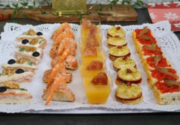 Bandeja navideña con cinco aperitivos variados, fáciles y originales