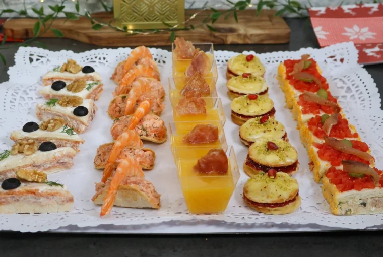 Bandeja navideña con cinco aperitivos variados, fáciles y originales