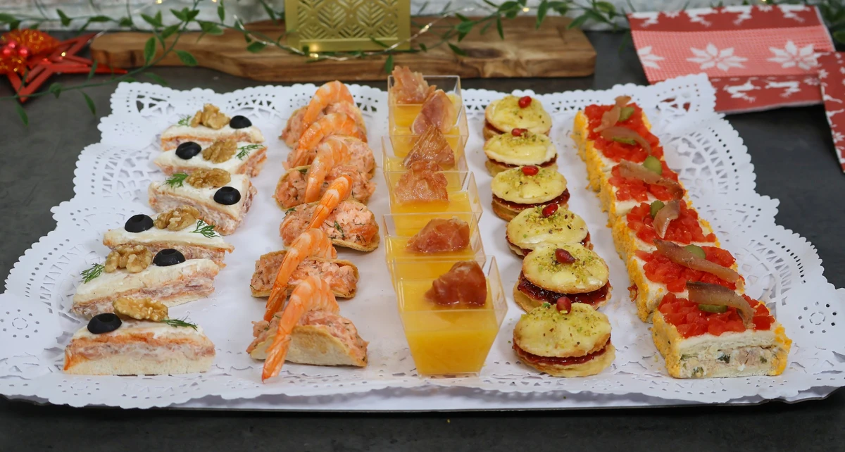 Bandeja navideña con cinco aperitivos variados, fáciles y originales