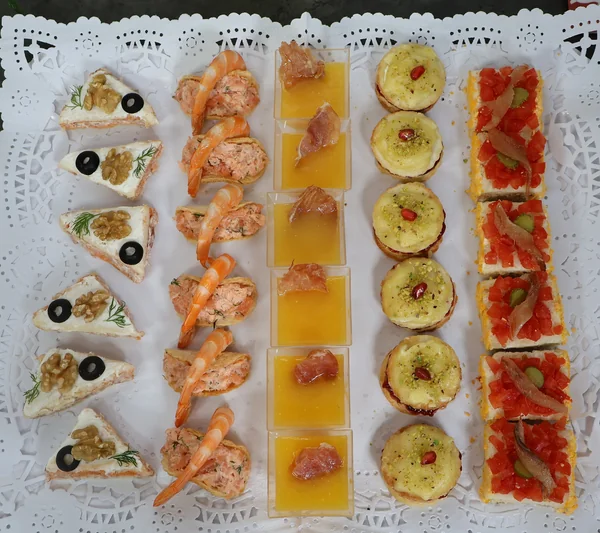 Bandeja navideña con cinco aperitivos variados y fáciles