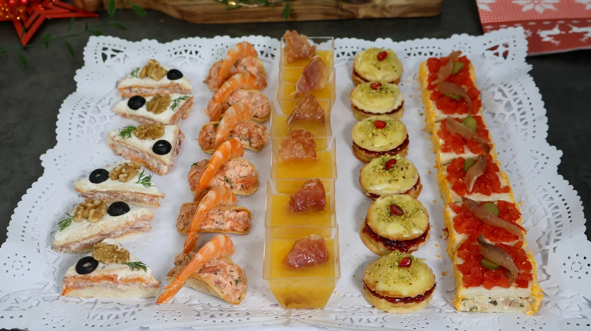 Bandeja de canapés y aperitivos navideños variados con salmón, gambas, queso y fruta