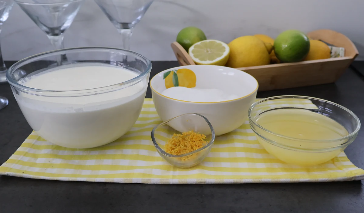 Ingredientes para preparar lemon posset: nata, azúcar, limón y ralladura