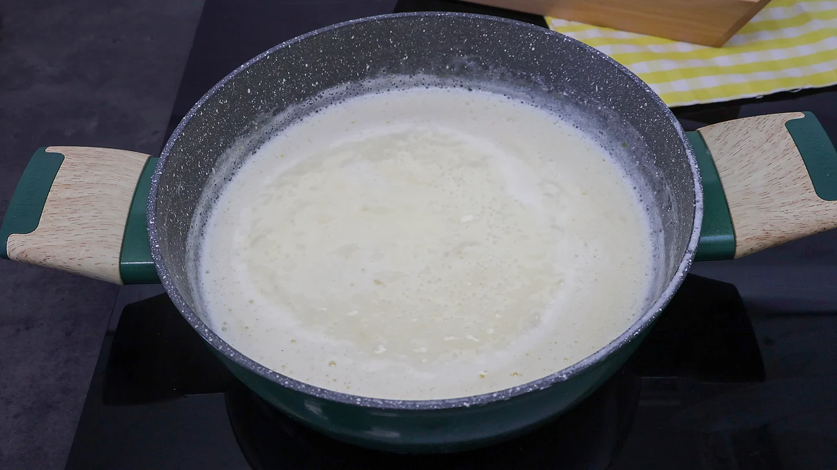 Cocción de la nata con azúcar y limón para preparar lemon posset