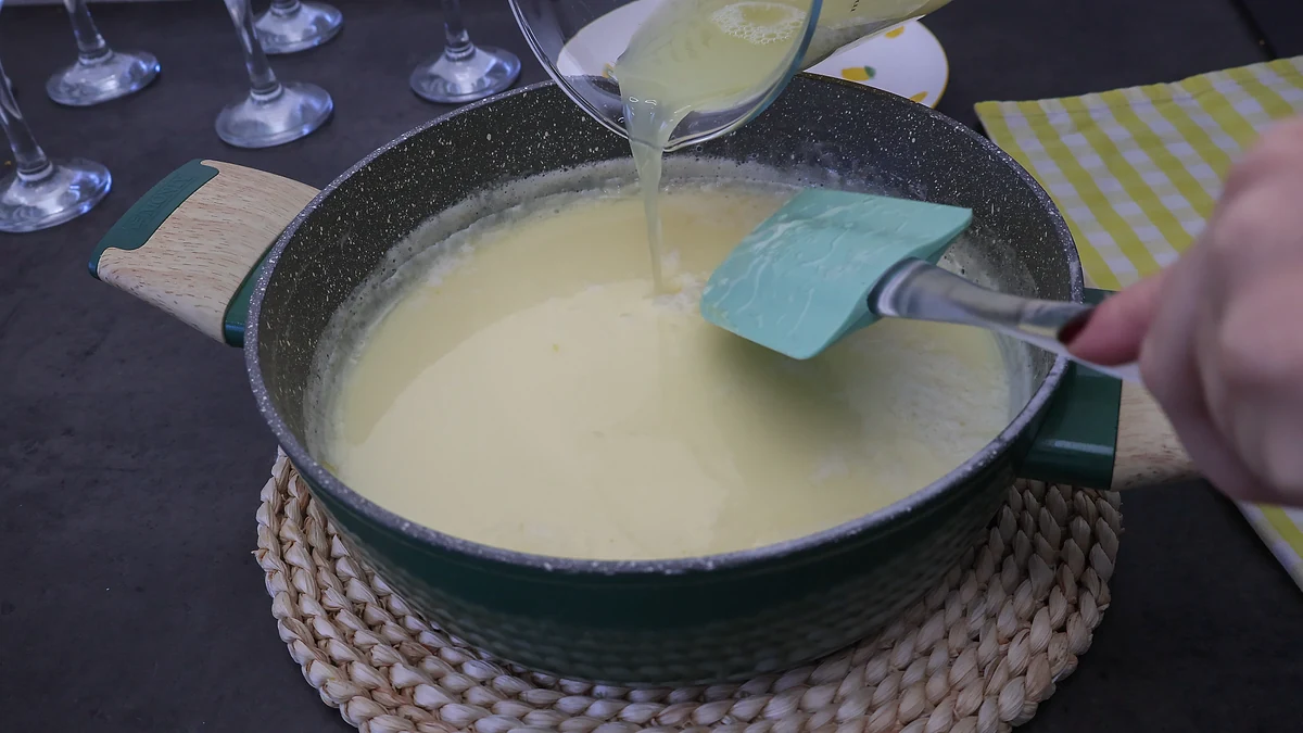 Añadiendo el zumo de limón a la nata caliente para espesar el posset
