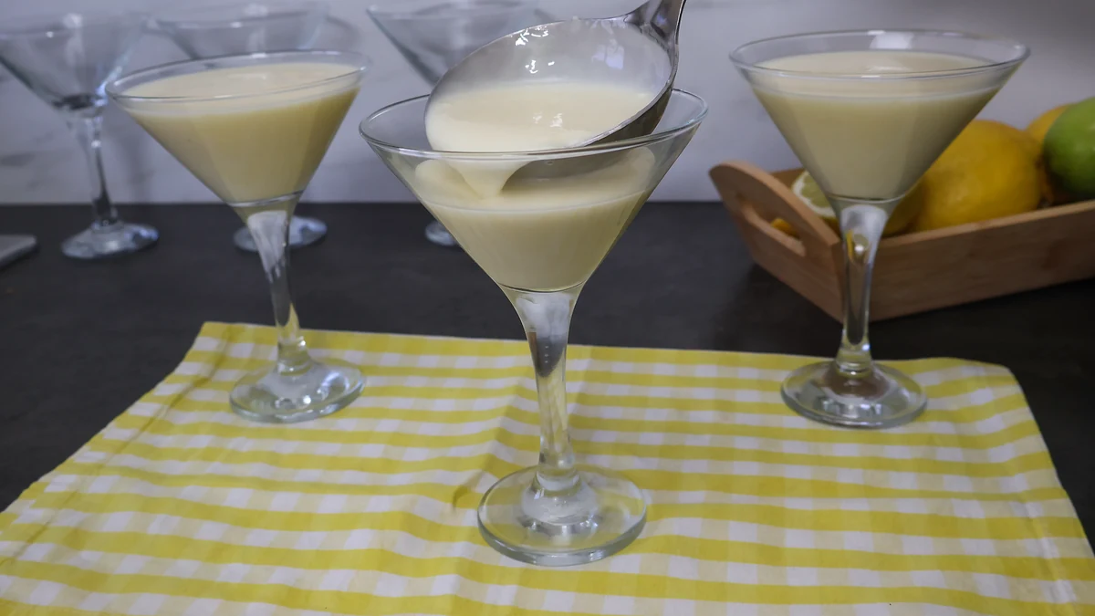 Textura cremosa del lemon posset tras añadir el zumo de limón