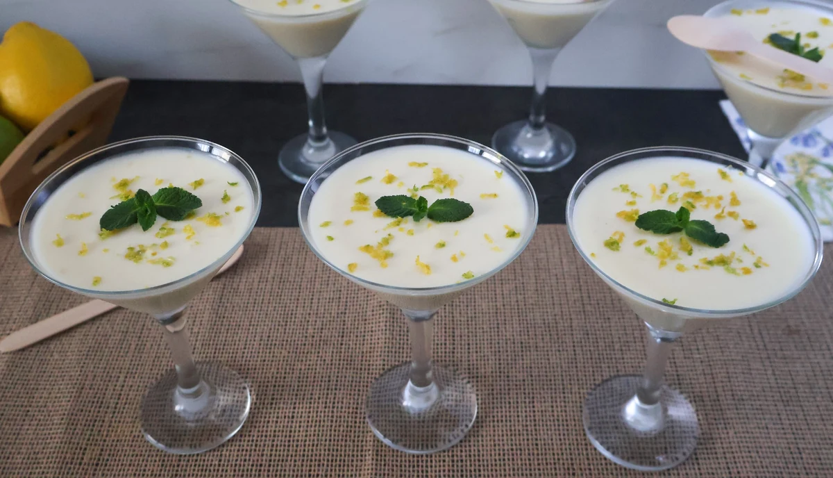 Lemon posset recién servido y decorado
