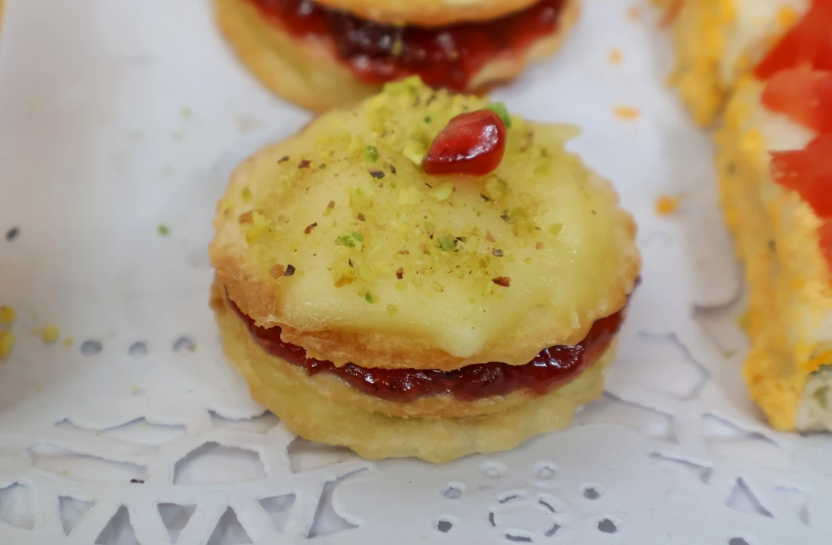 Milhojas caliente de hojaldre con queso, mermelada y frutos secos