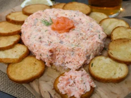rillettes de salmón caseras servidas con tostadas crujientes