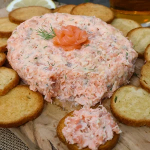 rillettes de salmón caseras servidas con tostadas crujientes