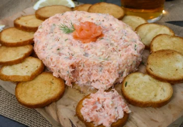 rillettes de salmón caseras servidas con tostadas crujientes