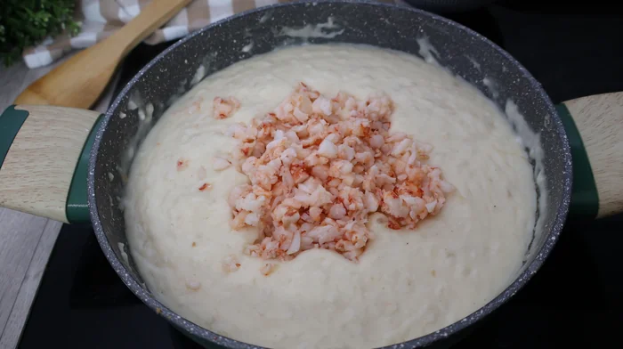 Gambas picadas incorporadas a la bechamel de las croquetas